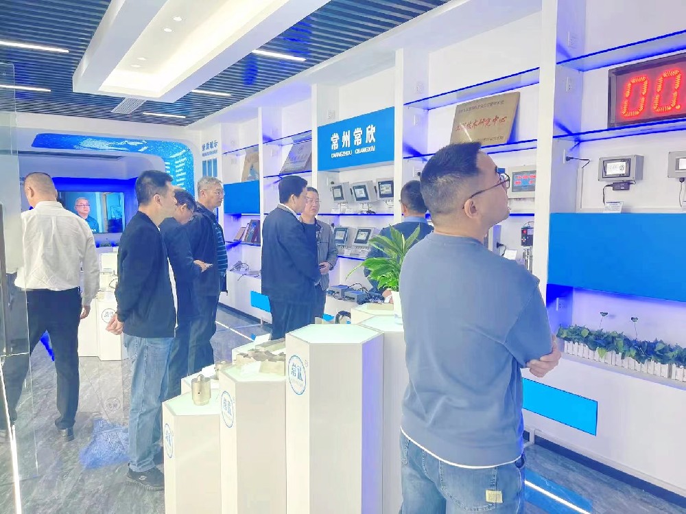 熱烈祝賀中國(guó)重型機(jī)械工業(yè)協(xié)會(huì)橋式起重機(jī)專(zhuān)業(yè)委員會(huì)九屆八次理 事會(huì)暨十屆一次會(huì)員大會(huì)在江蘇省常州市召開(kāi)順利召開(kāi)并圓滿結(jié)束！